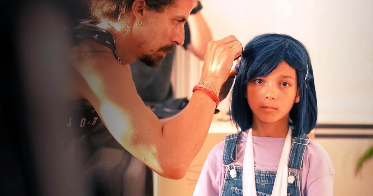 A liberdade da miúda do cabelo azul