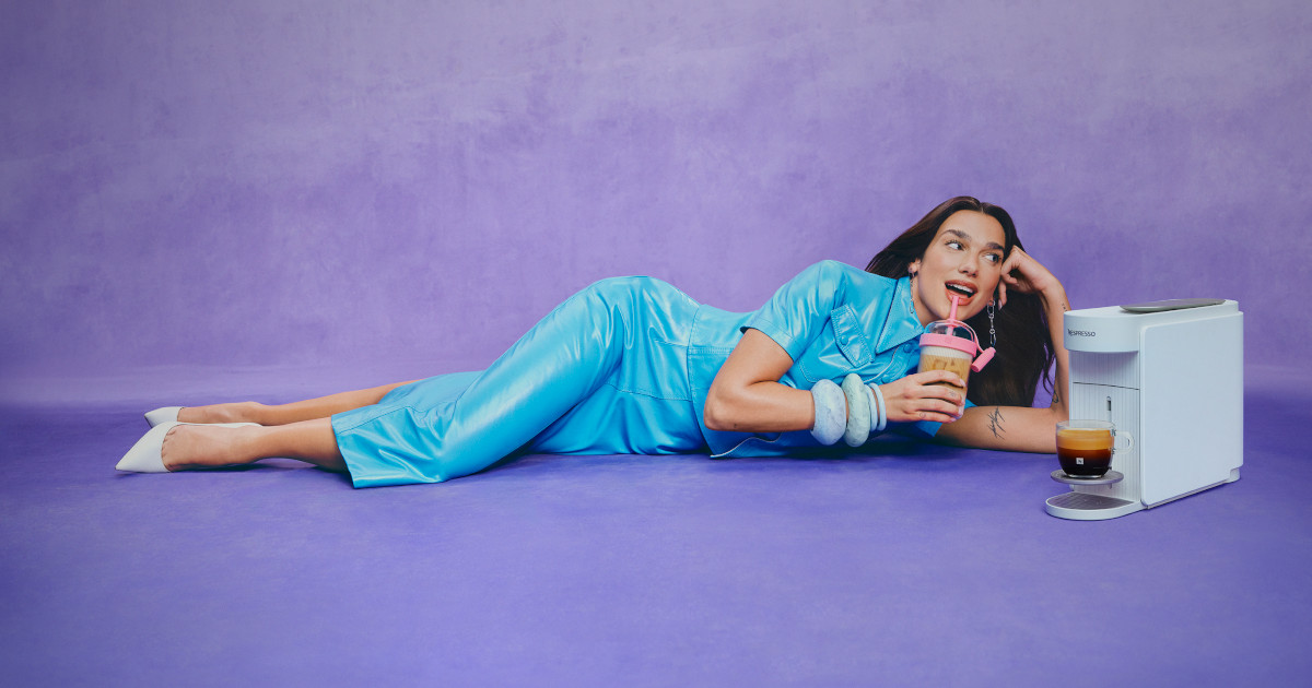 Nespresso lança nova campanha com Dua Lipa e apresenta máquina Vertuo Up