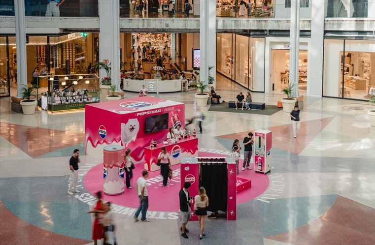 JCDecaux fez do verão de 2026 um palco de criatividade OOH. Eis as 7 campanhas que não passaram despercebidas