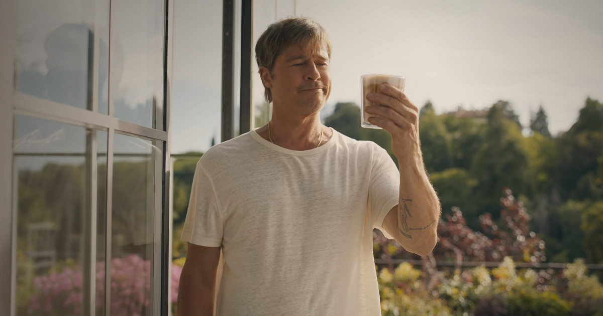 Brad Pitt ao serviço de cães exigentes no novo anúncio da De’Longhi