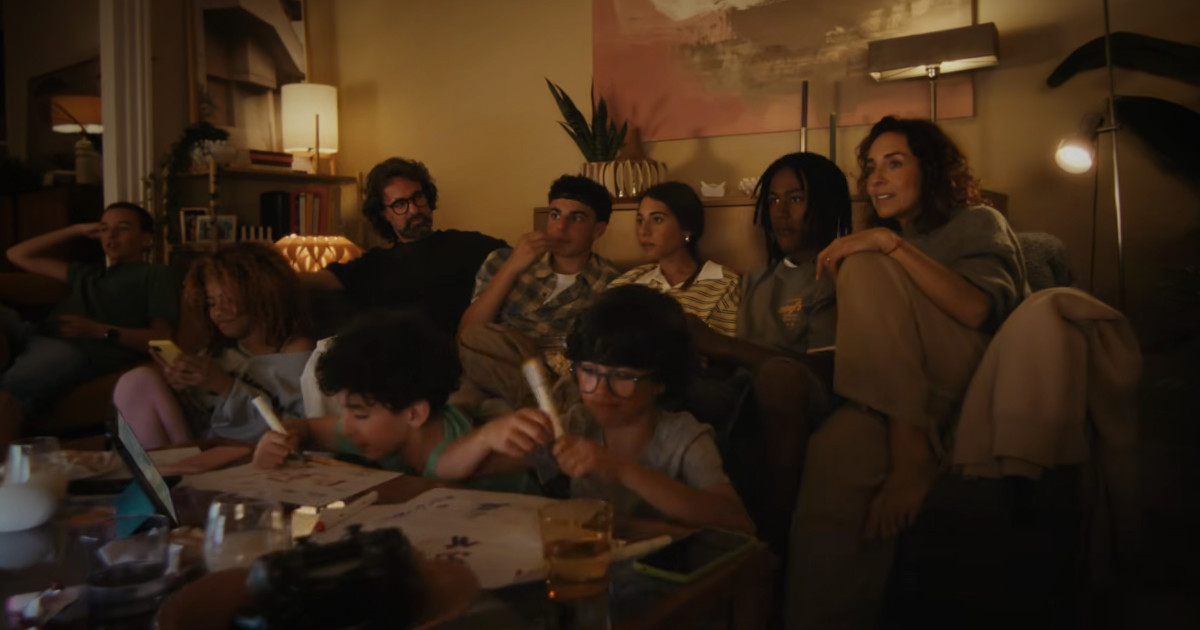NOS estreia novo filme da campanha “Fibra que é fibra” sobre o caos das casas sempre “ligadas”