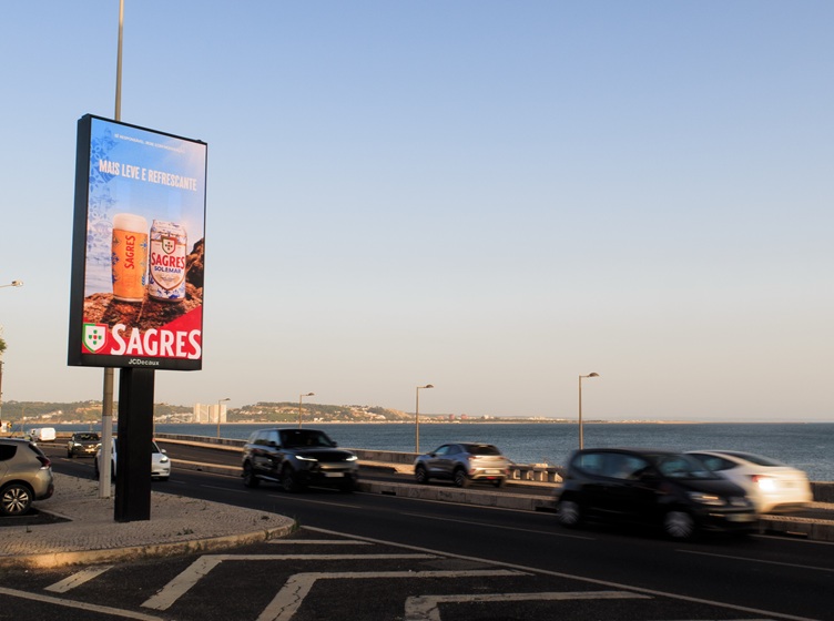 JCDecaux fez do verão de 2026 um palco de criatividade OOH. Eis as 7 campanhas que não passaram despercebidas