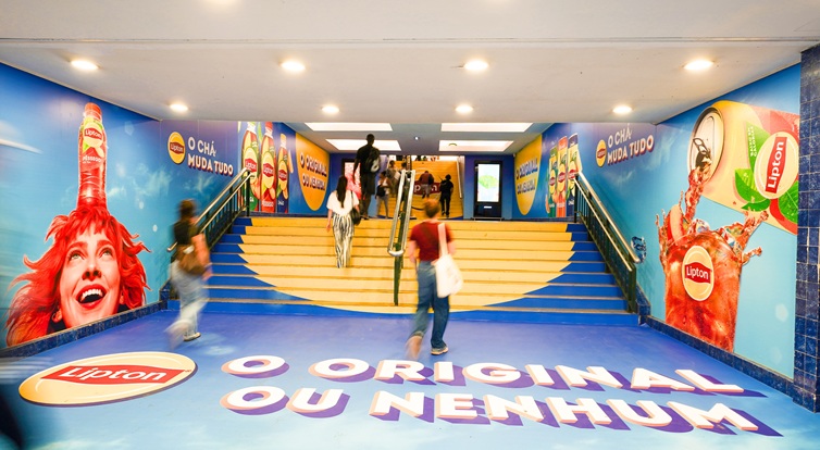 JCDecaux fez do verão de 2026 um palco de criatividade OOH. Eis as 7 campanhas que não passaram despercebidas