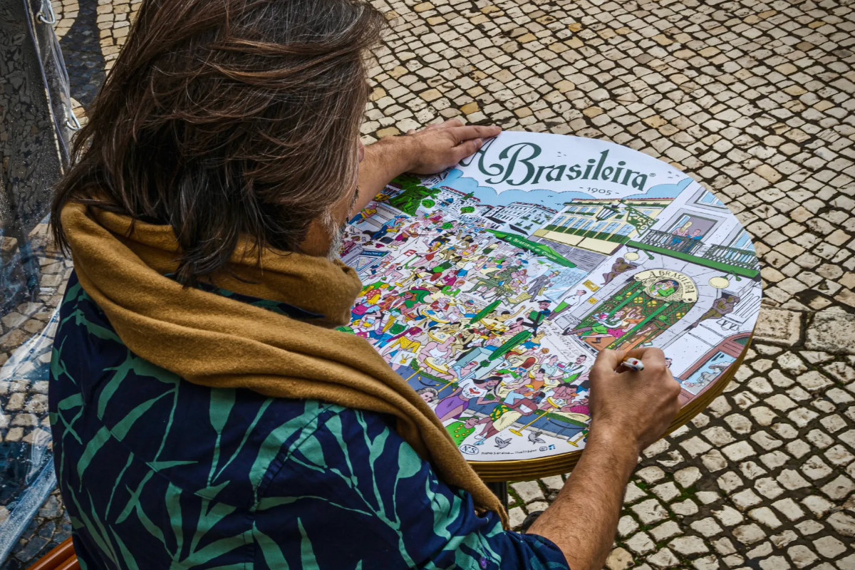 Toalhas da Brasileira do Chiado têm assinatura do ilustrador Nuno Saraiva 
