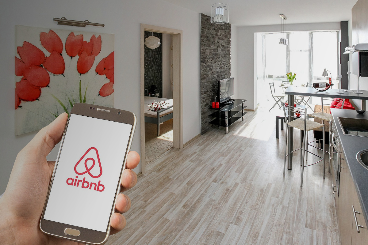 Airbnb disponibiliza alojamento temporário a 100 mil refugiados