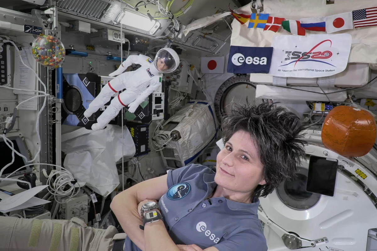 Na Semana Mundial do Espaço, a Barbie faz uma viagem espacial
