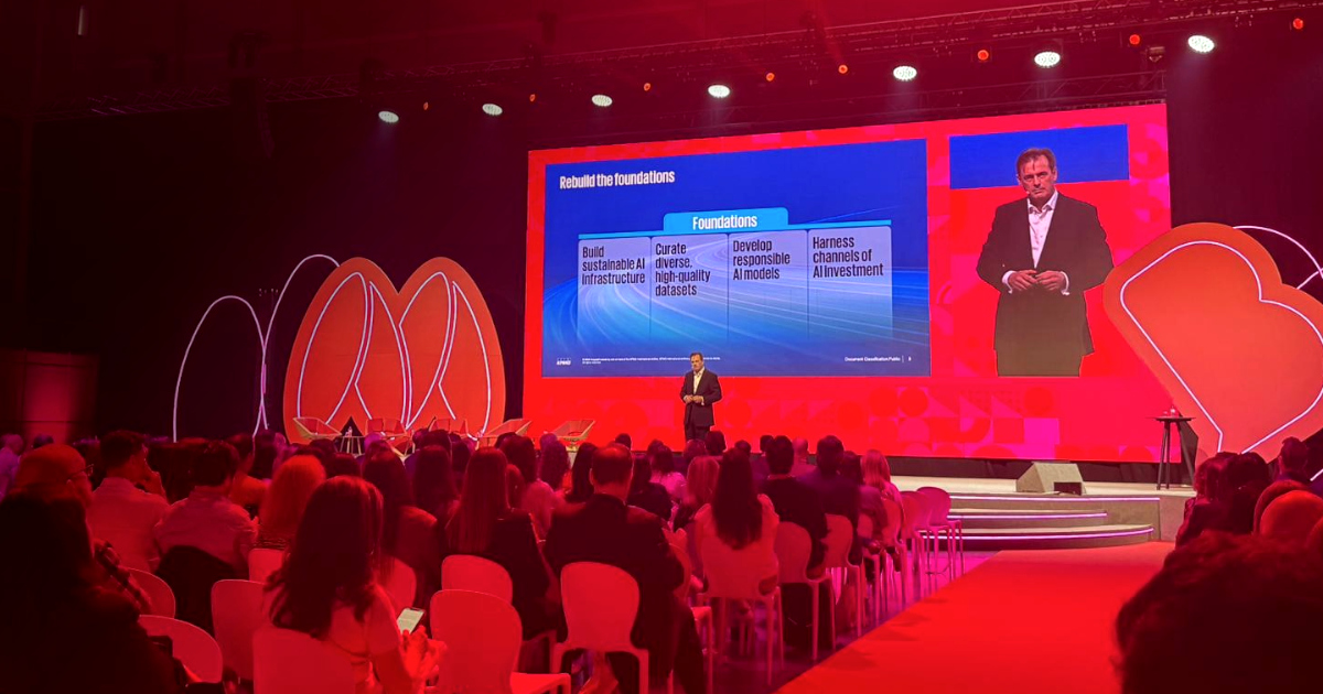 “A IA não é o ChatGPT. É fundacional”: Adrian Clamp desafia empresas a repensar o futuro