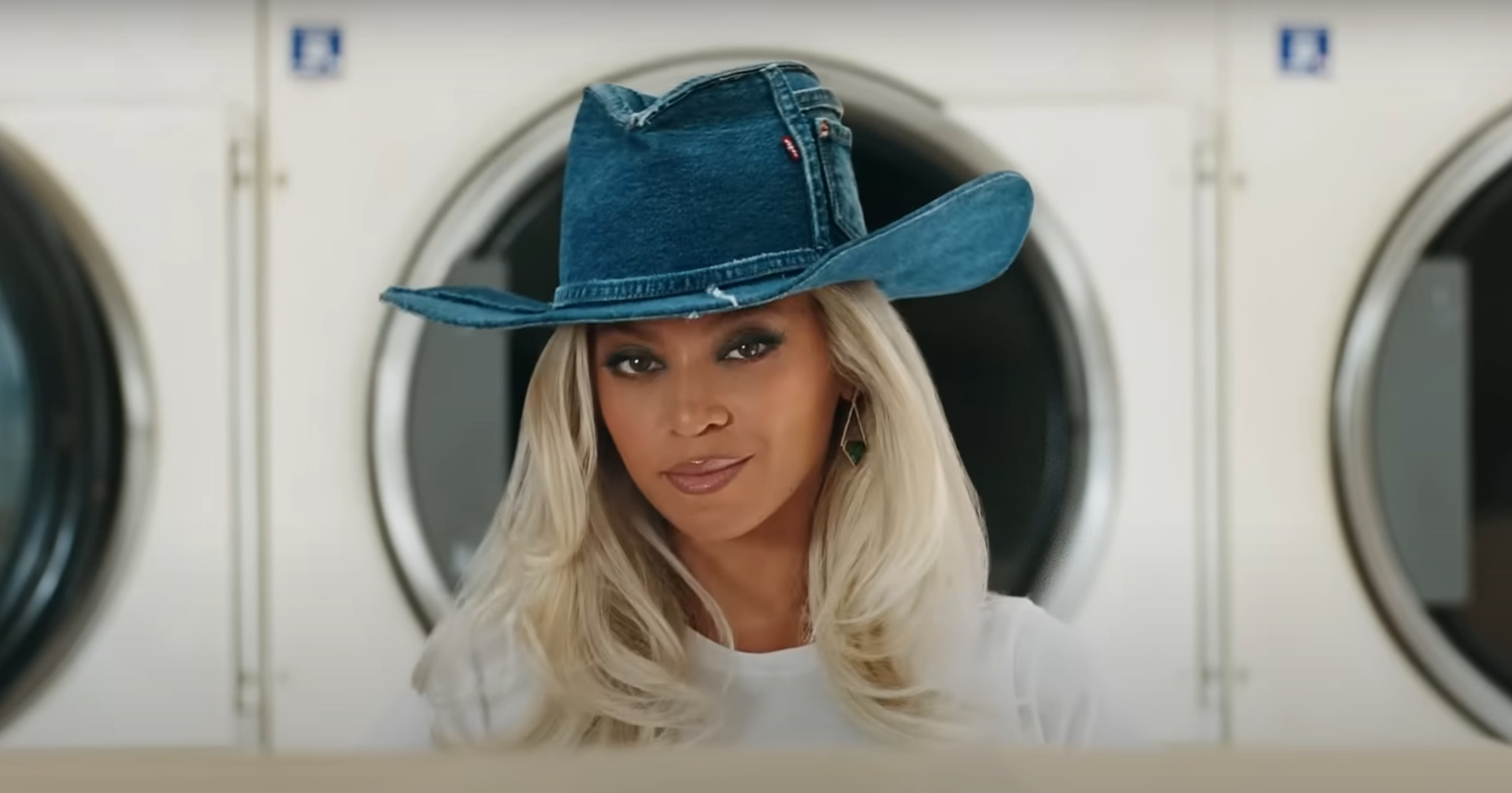 Beyoncé reinterpreta anúncios icónicos da Levi’s