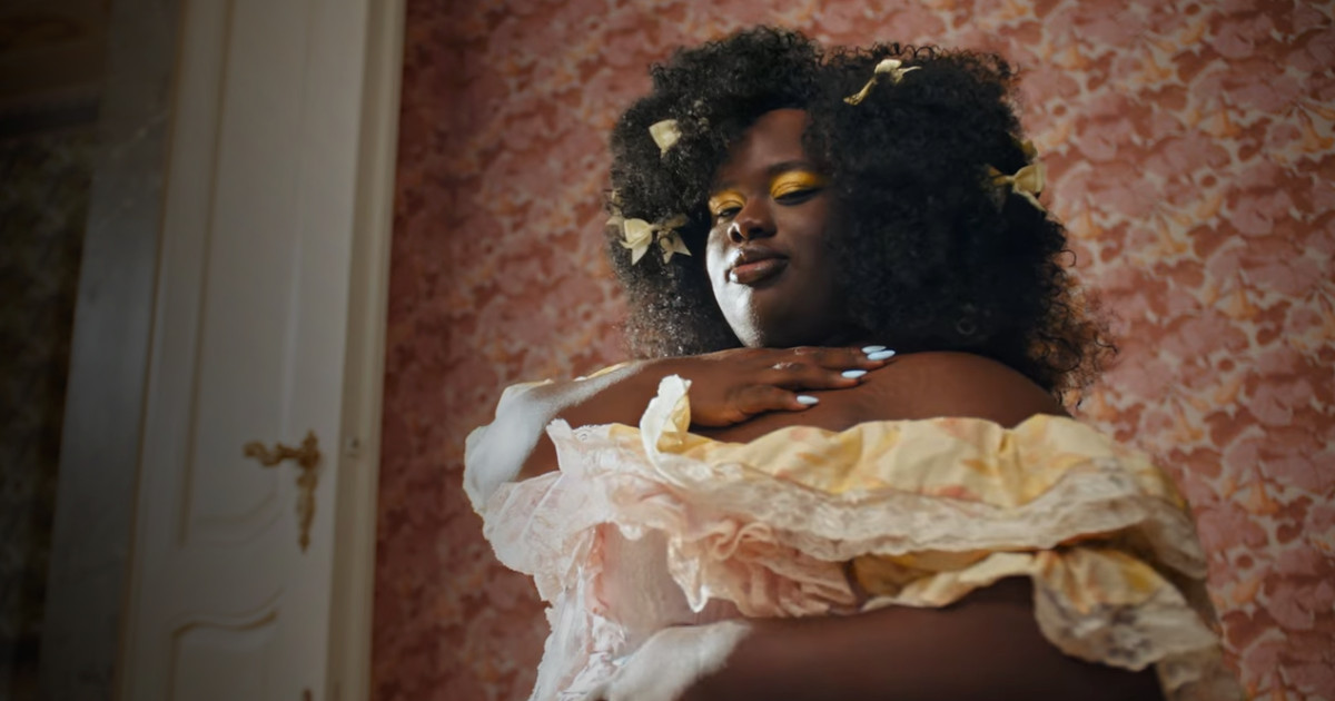 Dove e Bridgerton lançam campanha “Let Them Talk” para celebrar confiança e autenticidade