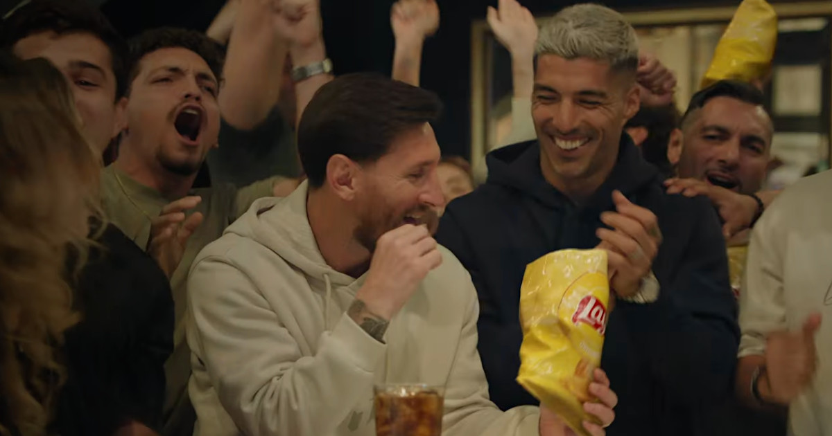 Messi, Henry, Putellas e Suárez vão a bares e surpreendem fãs em campanha da Lay’s