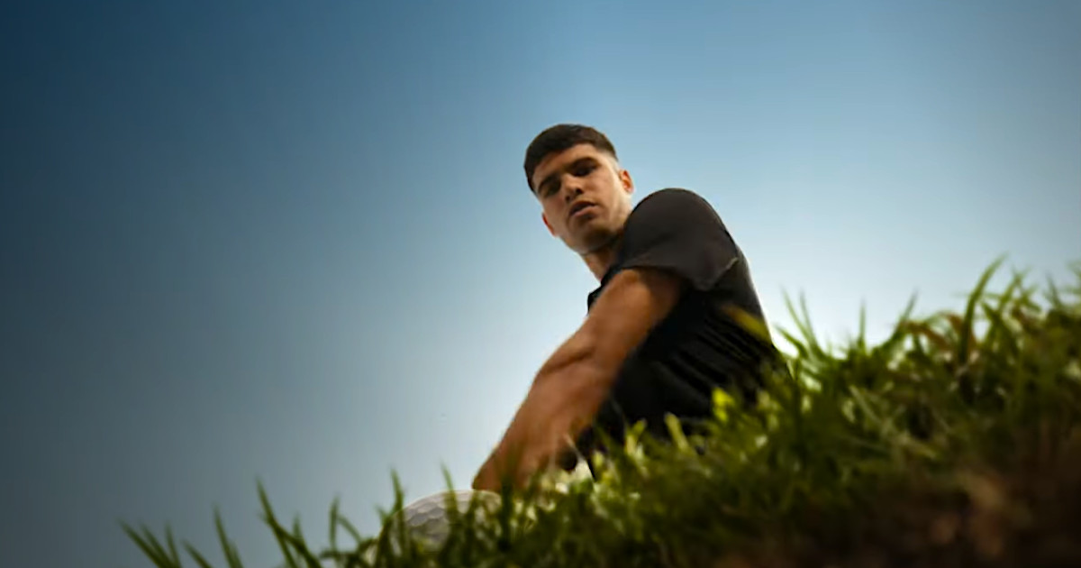 Carlos Alcaraz arrisca-se no golfe com a YoPRO para provar que até os campeões aprendem