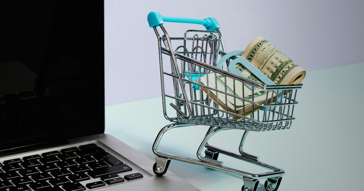 Depois das festas, reutilizar e vender ganha espaço como estratégia para poupar