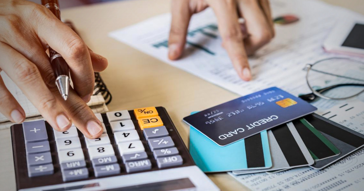 Cartões de crédito lideram reclamações no setor financeiro e expõem falhas no atendimento e segurança