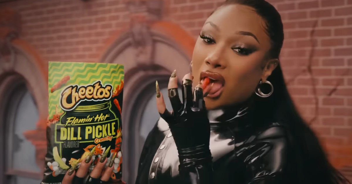 Megan Thee Stallion e Nickelback protagonizam campanha irreverente para a Cheetos