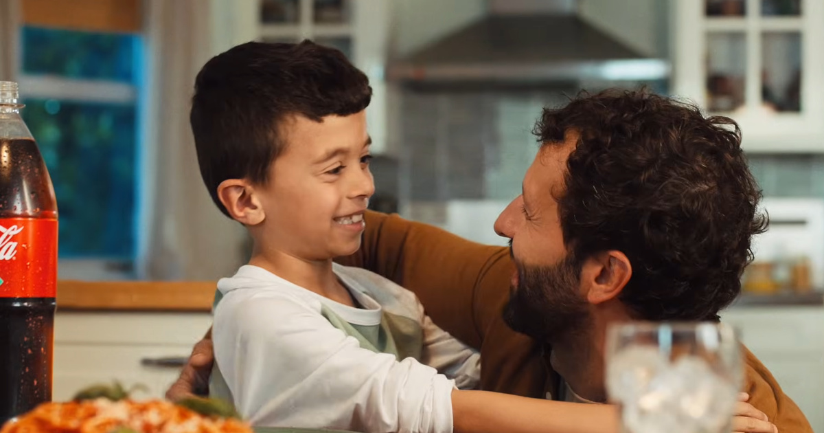 Um portátil à mesa dá o mote à nova campanha global da Coca-Cola