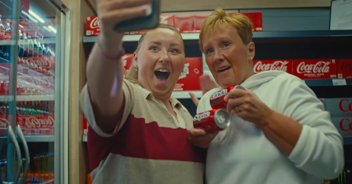 Coca-Cola assinala 125 anos no Reino Unido e celebra papel das lojas de conveniência