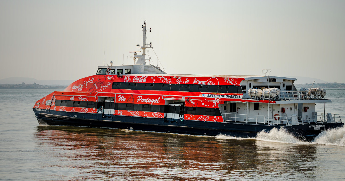 Coca-Cola embarca no Tejo e transforma tradição em ícone flutuante