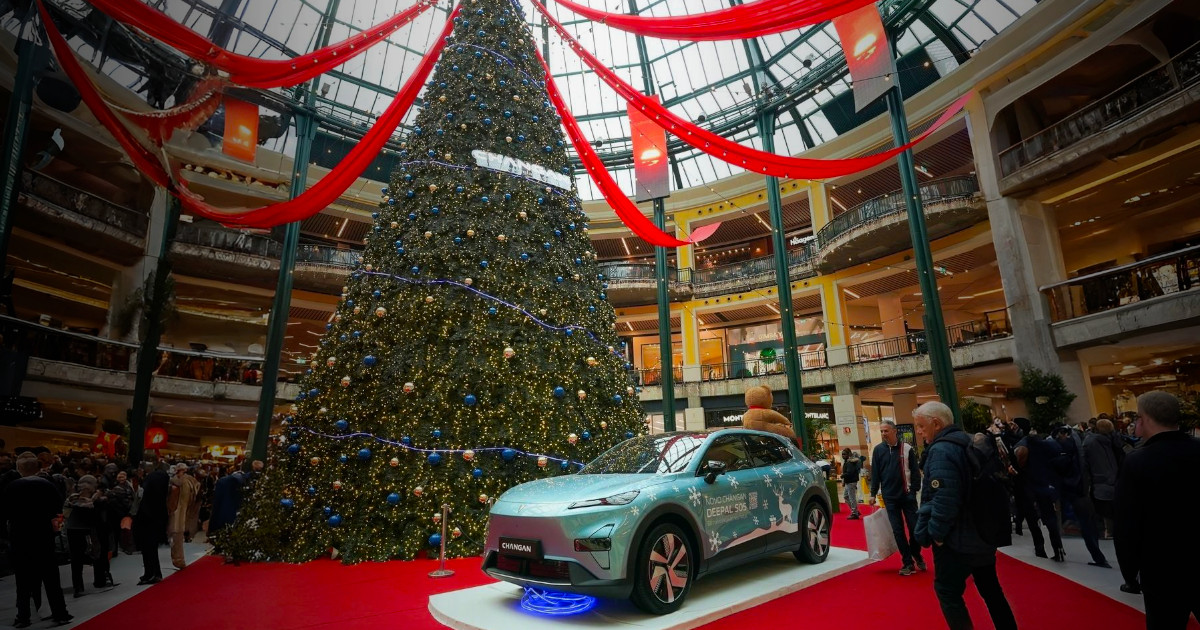 Changan Deepal S05 ‘ilumina’ a árvore de Natal do Colombo com tubos néon LED