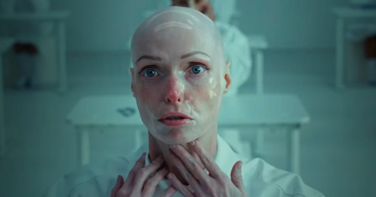 The Ordinary lança campanha inspirada em 1984 e denuncia as “promessas vazias” da cosmética