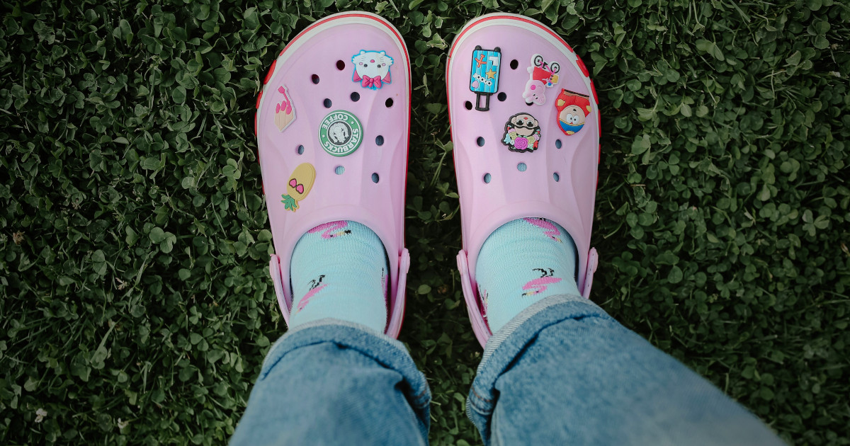 Crocs vai permitir-lhe criar acessórios Jibbitz através de plataforma com IA