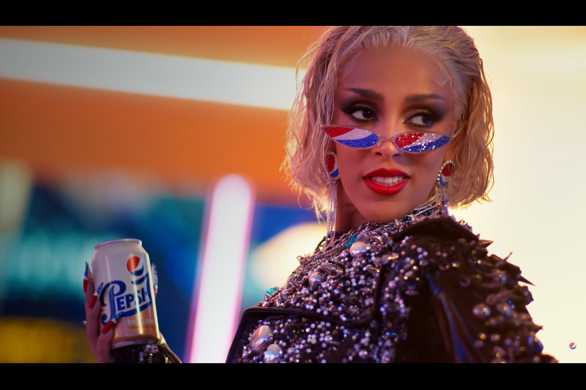 Doja Cat e Pepsi recriam clássico de “Grease- Brilhantina”