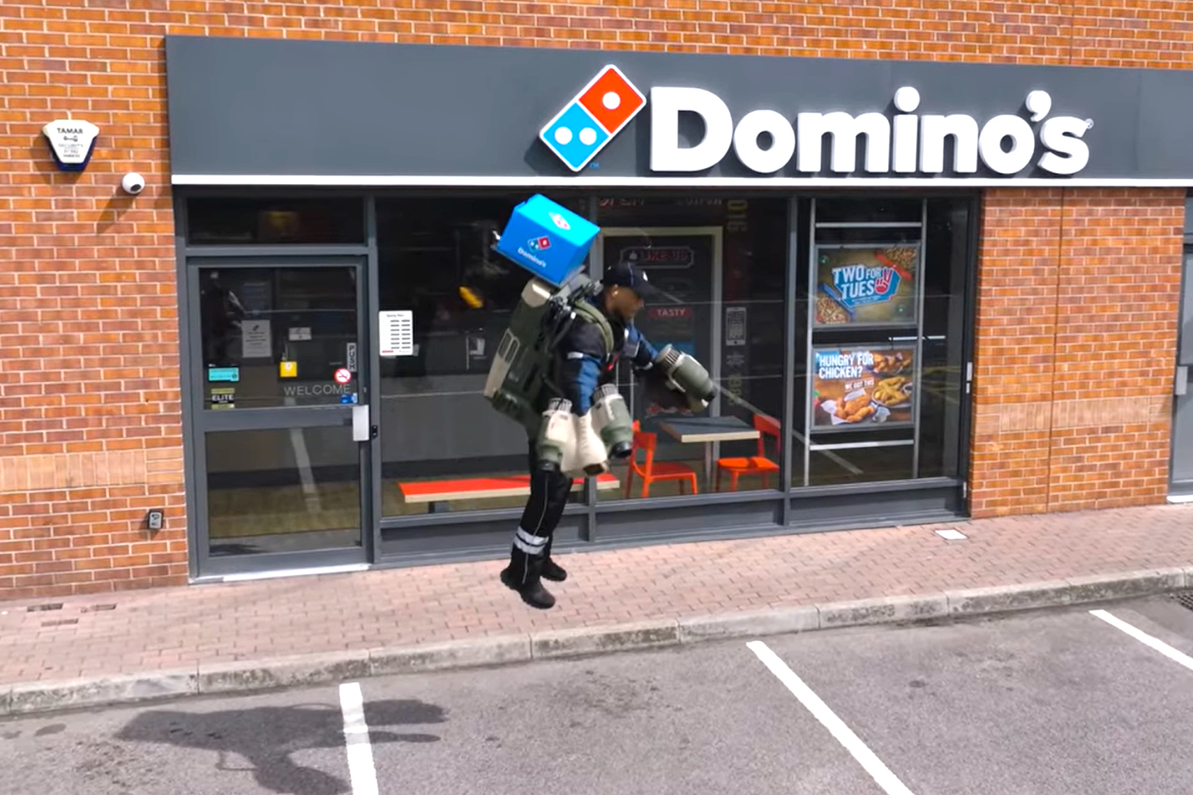 Domino’s entrega pizzas em jetpack num festival no Reino Unido