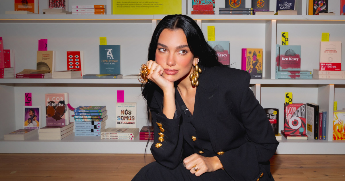Dua Lipa visita no Porto a biblioteca de livros censurados que criou na Livraria Lello