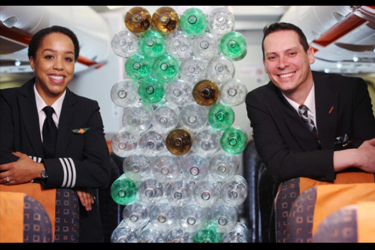Tripulação da easyJet vai vestir uniformes produzidos através de plástico reciclado