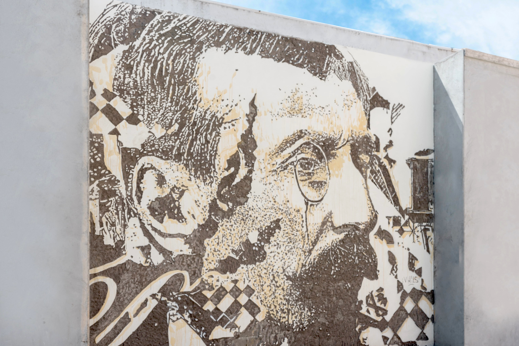 Vhils homenageia Eça de Queirós em nova instalação artística