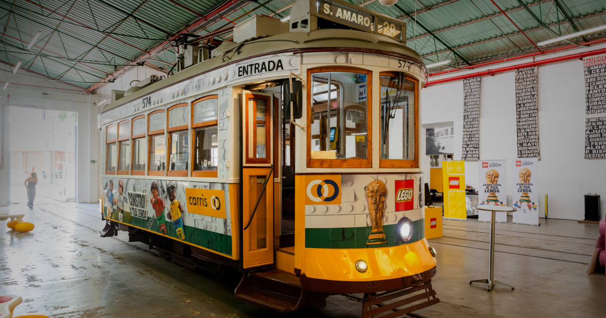 Há um elétrico LEGO a circular por Lisboa para celebrar o Mundial de Futebol