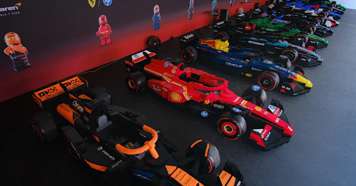 Pilotos de F1 conduzem carros LEGO funcionais no Grande Prémio de Miami 2025