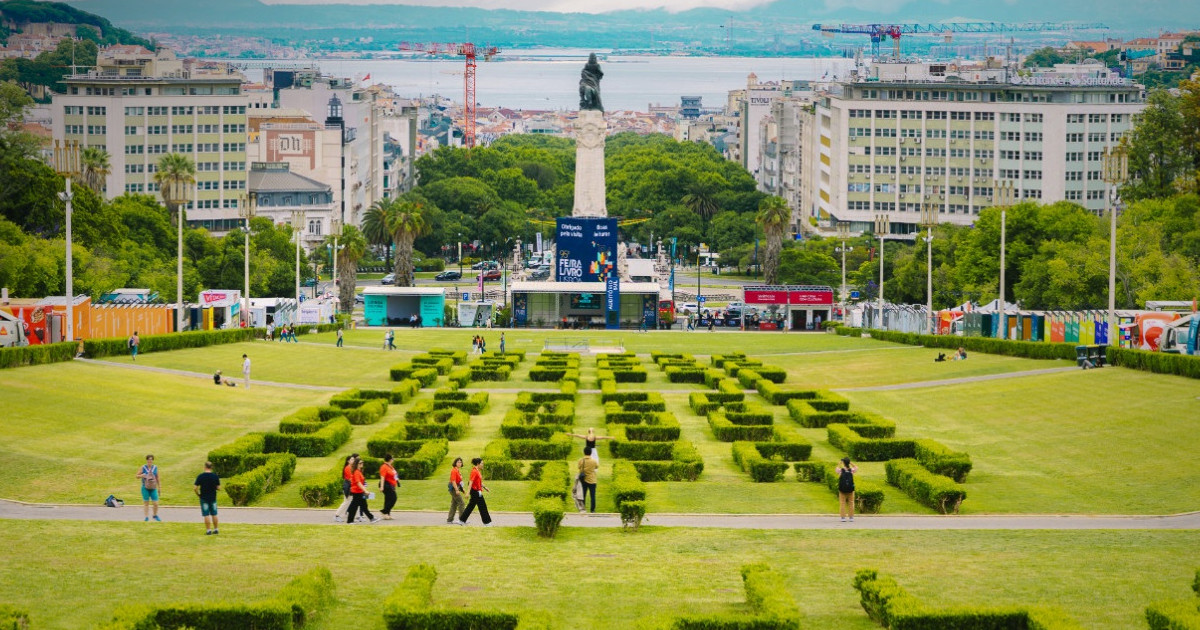 Nissan é viatura oficial da Feira do Livro de Lisboa 2026 e leva mobilidade elétrica ao evento cultural