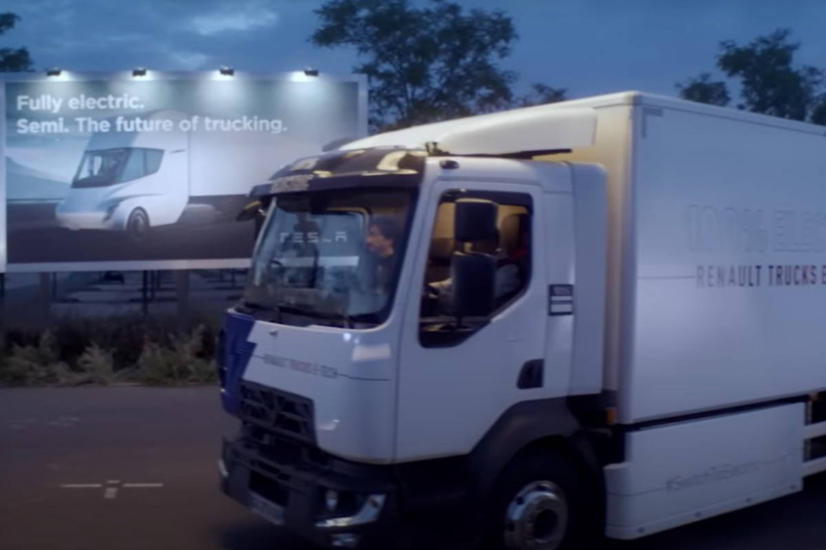 Renault provoca Tesla em nova campanha 