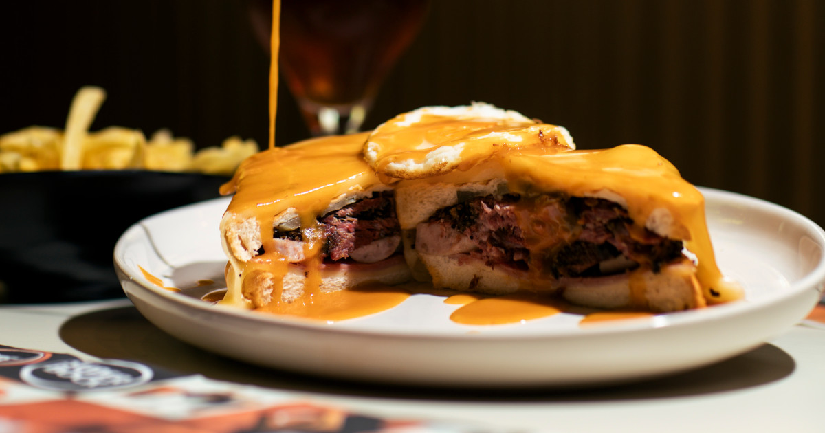 E se a Francesinha encontrasse o barbecue? A resposta está na Pastrami Frenchie
