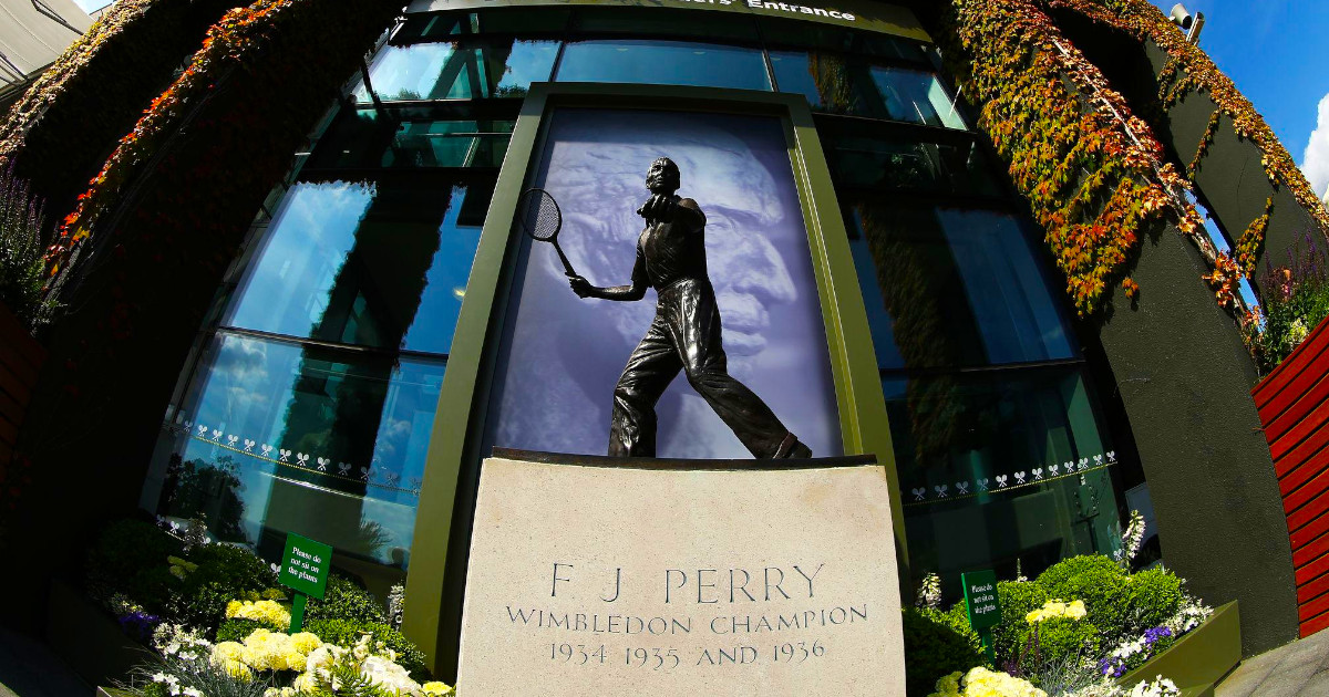 Sabia que… Fred Perry tem uma estátua em Wimbledon a vestir a marca que leva o seu nome?