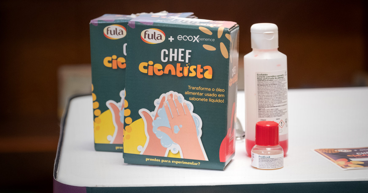 Fula ensina alunos a transformar óleo alimentar usado em sabonete líquido