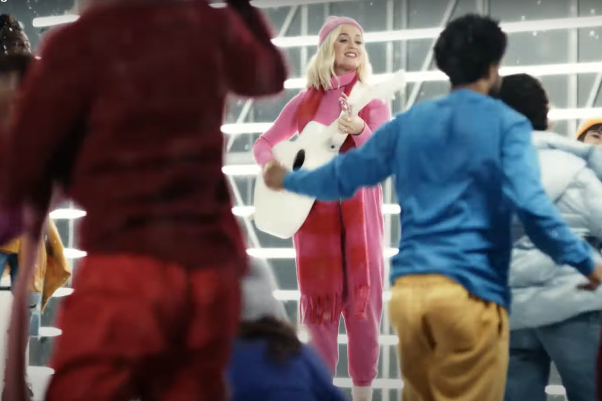 Katy Perry protagoniza campanha de Natal da Gap