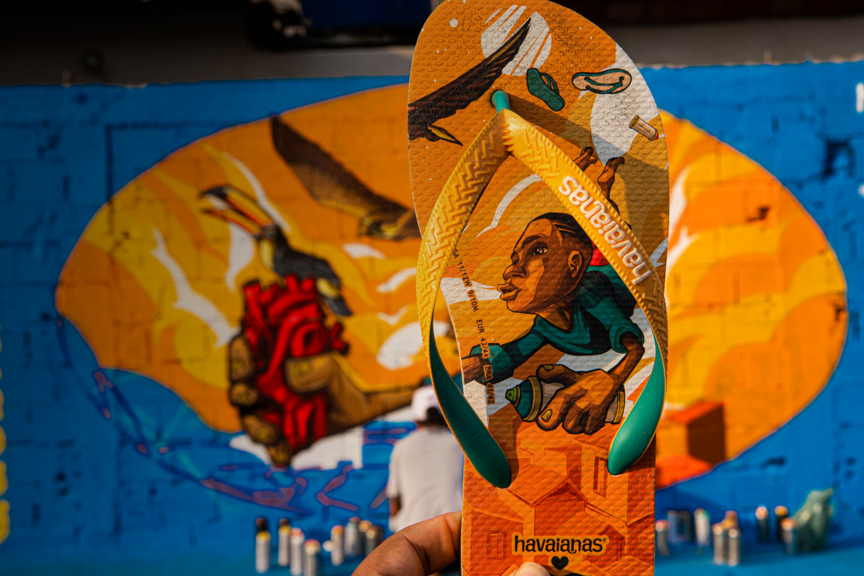 Havaianas lança coleção criada por artistas das favelas do Brasil