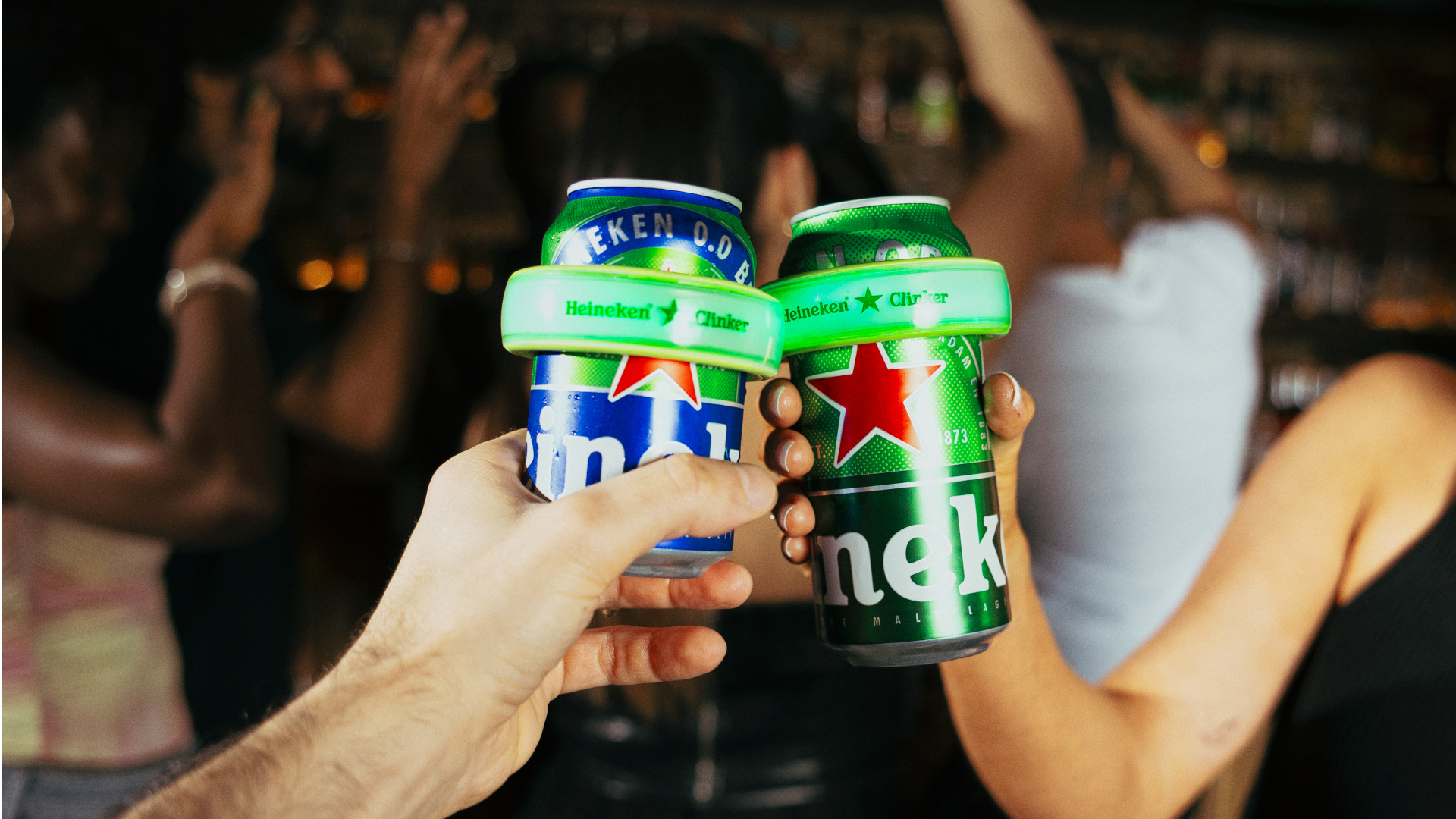 Heineken transforma brindes em "matches musicais” com a nova pulseira inteligente