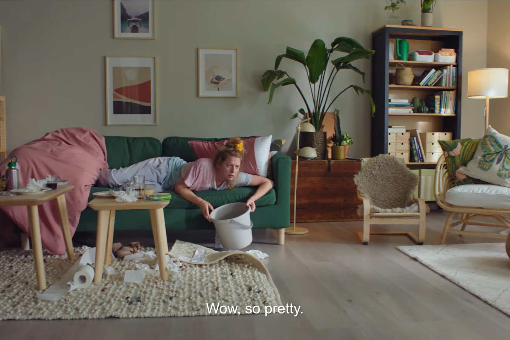 Mãe a vomitar no sofá, cão a fazer chichi no tapete? Ikea afirma que a vida “não é um catálogo”