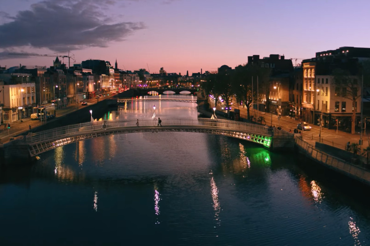 Irlanda incentiva viajantes a carregarem no “botão verde”