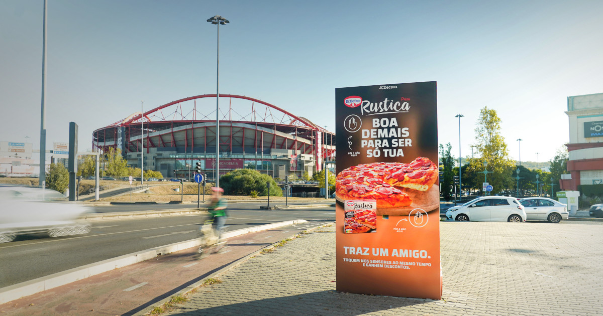 Cheira a pizza na rua? JCDecaux e Dr. Oetker lançam mupi aromatizado