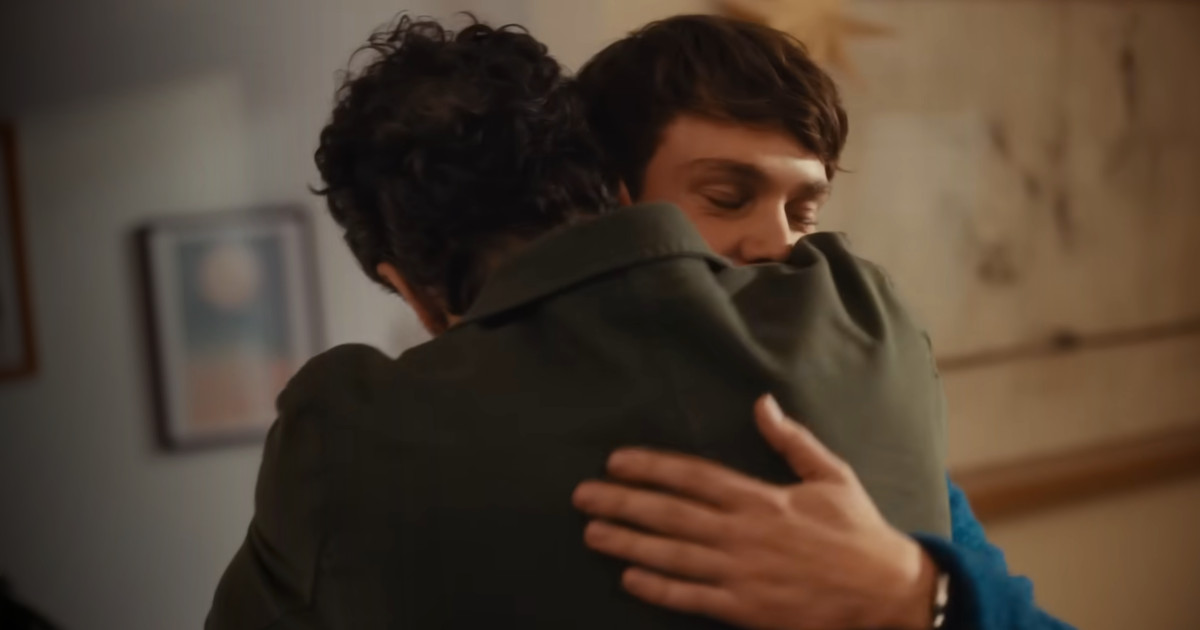 Ao som de um vinil e das memórias, John Lewis “compõe” um Natal de reencontro