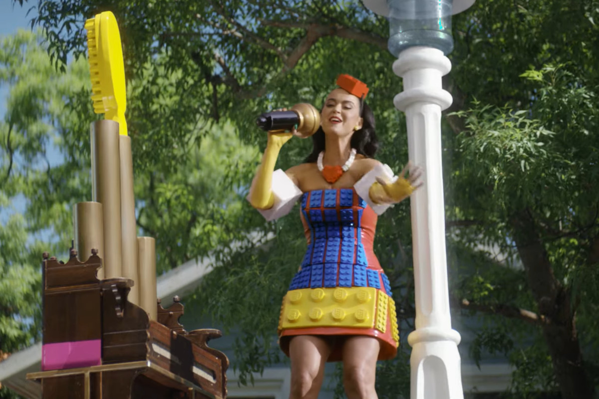 Katy Perry é uma das estrelas da LEGO neste Natal