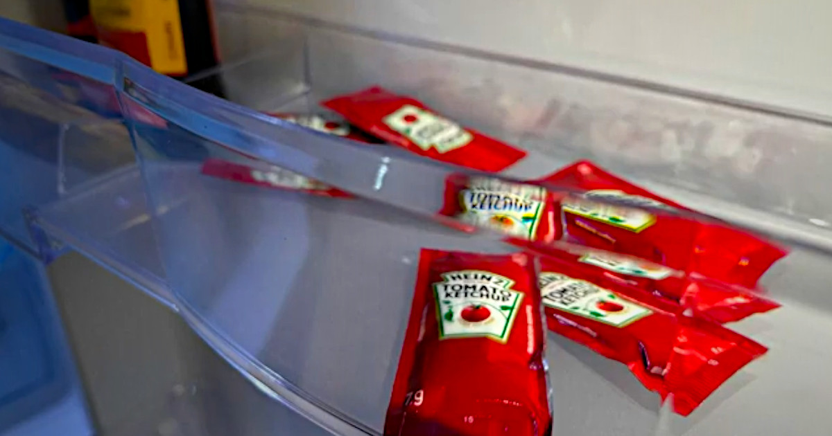 Heinz lembra a importância das saquetas de ketchup esquecidas nos frigoríficos