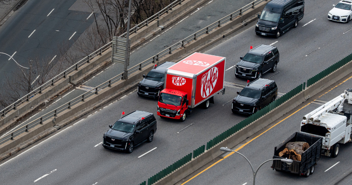 Do roubo ao espetáculo: KitKat escolta camião pelas ruas de Toronto após assalto viral