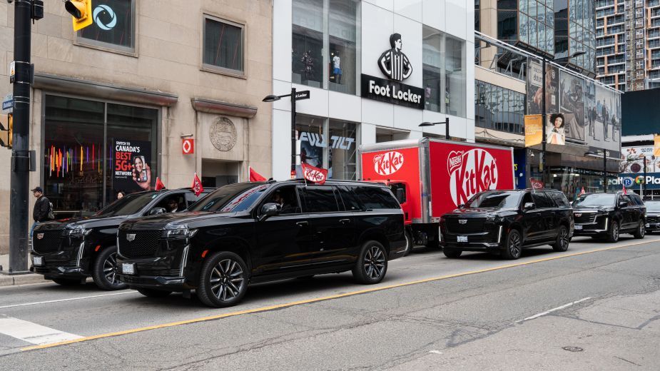 Do roubo ao espetáculo: KitKat escolta camião pelas ruas de Toronto após assalto viral