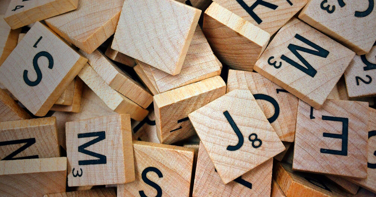 “Apagão”, “Elevador”, “Agente (IA)” e não só: qual se tornará a Palavra do Ano 2025?