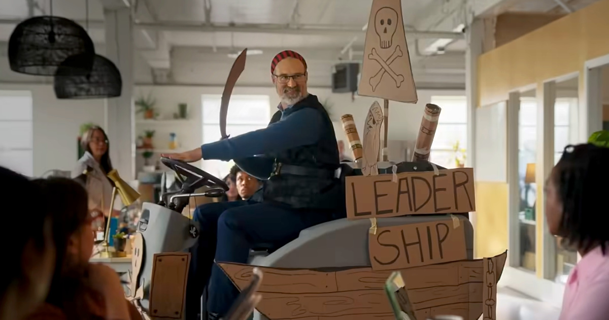 Campanha global do LinkedIn satiriza momentos "absurdos" do mundo do trabalho