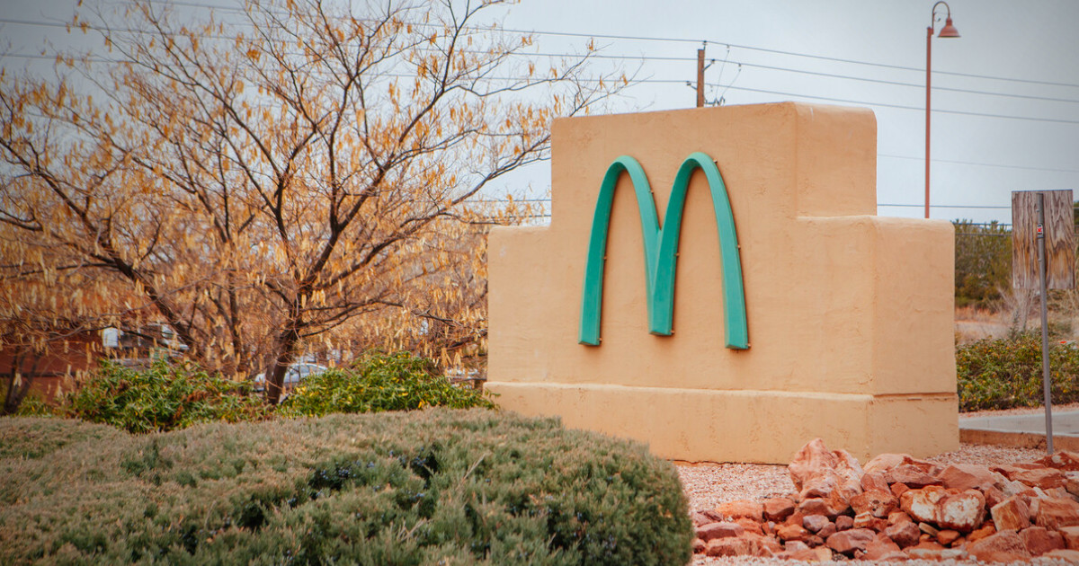 Sabia que… existe um McDonald’s cujo logótipo não é amarelo, mas azul turquesa?